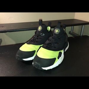 Huarache black volts